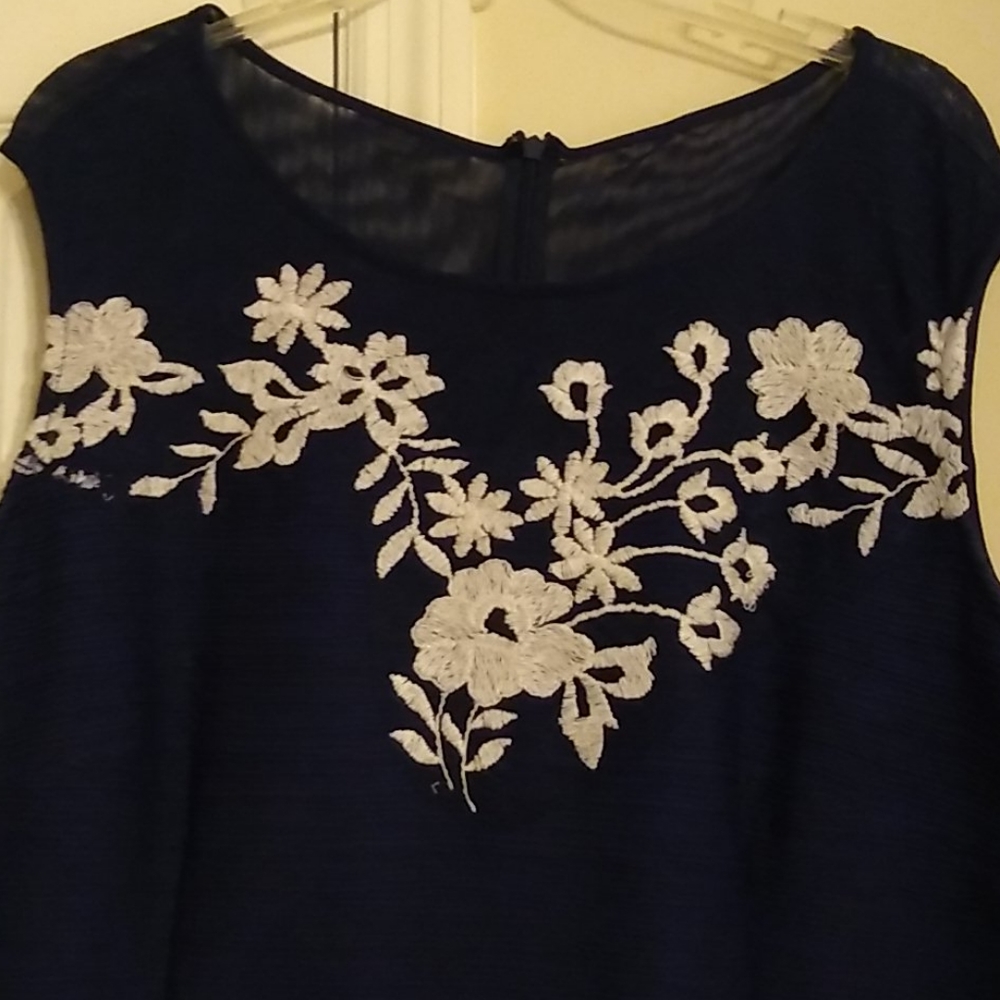 Navy and cream beautiful lined dress - Picture 3 of 4
